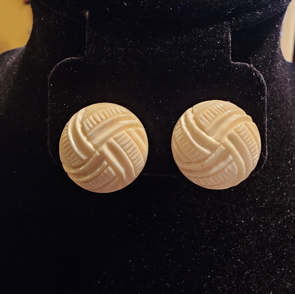 Vintage carved stud or button Earrings Basketweave Pattern Clip On 1940s 1950s - Picture 2 of 4